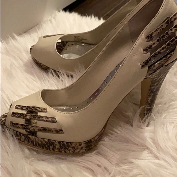Open toe BCBG heels - Picture 4 of 4